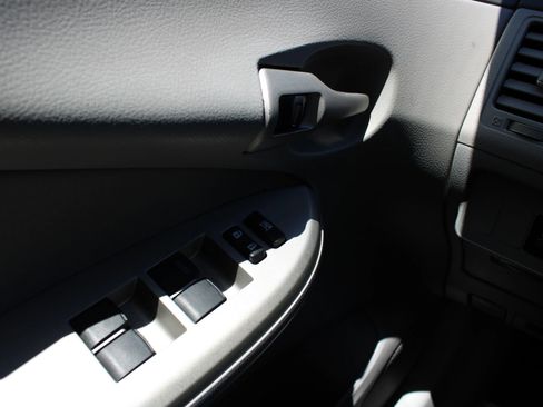 Used 2010 Toyota Corolla LE image 19