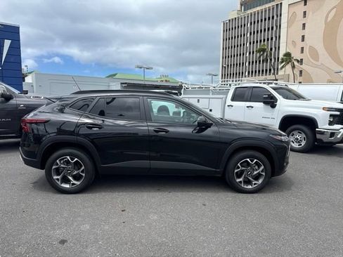 Used 2024 Chevrolet Trax LT w/ LPO, Blackout Package FWD image 8