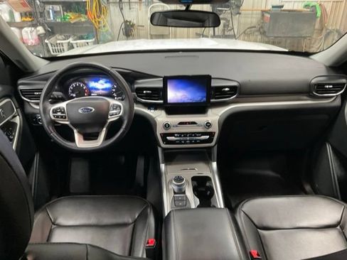 Used 2024 Ford Explorer XLT w/ Equipment Group 202A AWD/4WD image 9