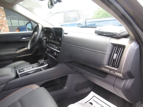 Used 2025 Nissan Pathfinder Platinum AWD/4WD image 6