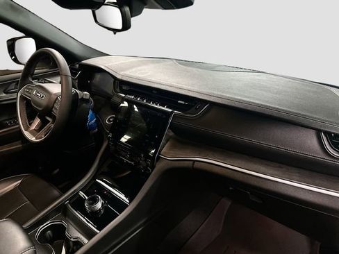 Used 2024 Jeep Grand Cherokee L Limited w/ Black Appearance Package image 33