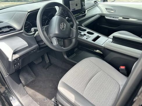 Used 2026 Toyota Sienna LE FWD image 15