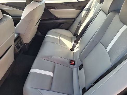 Used 2025 Toyota Camry SE image 8