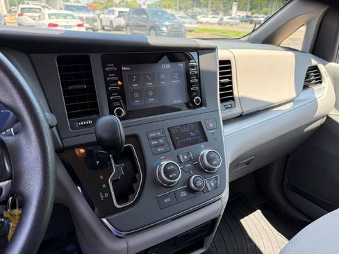 Used 2019 Toyota Sienna L FWD image 21