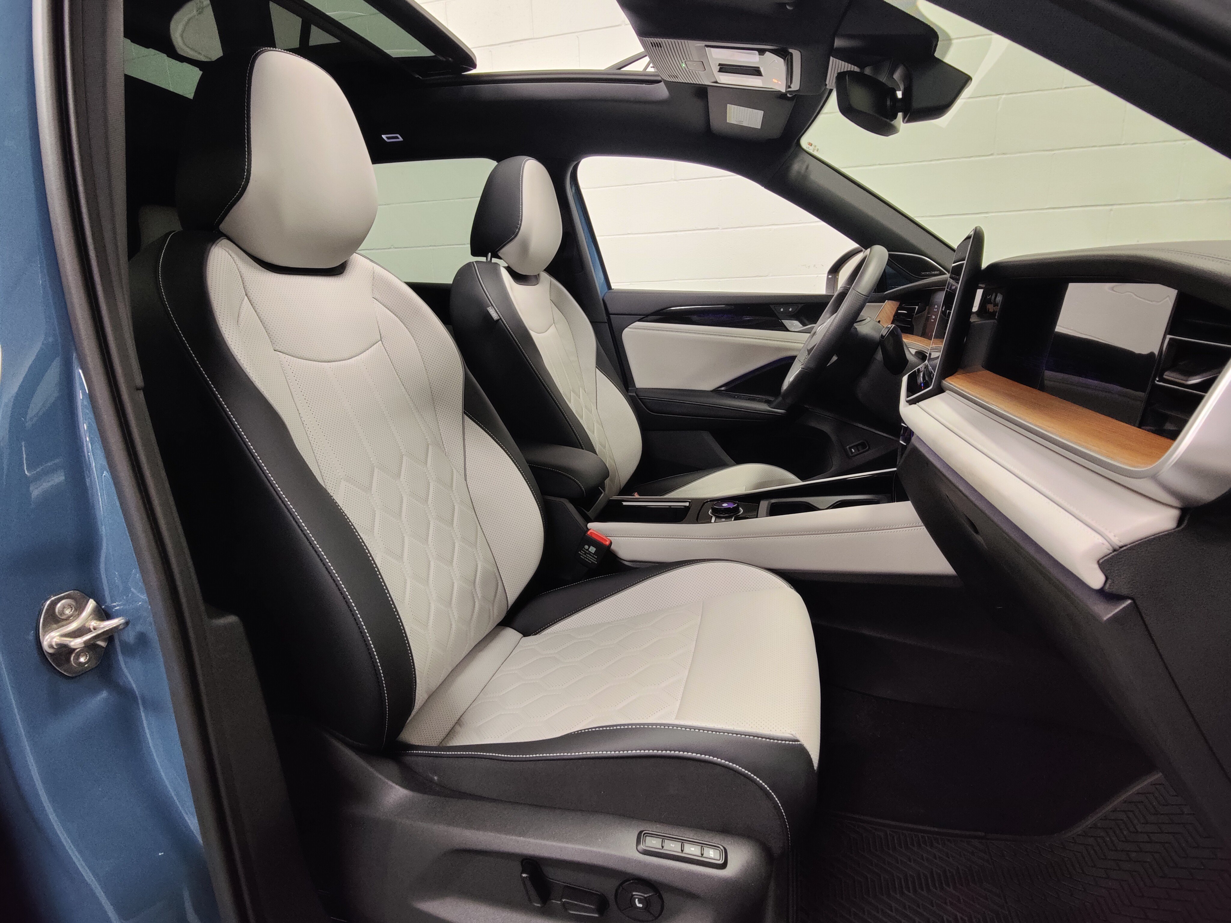 Used 2025 Volkswagen Tiguan SEL R-Line AWD/4WD image 4
