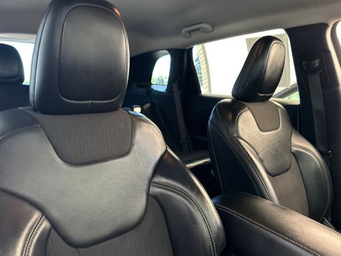 Used 2018 Jeep Cherokee Latitude Plus AWD/4WD image 18