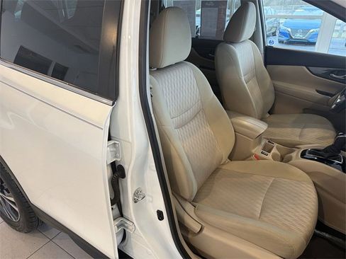 Used 2020 Nissan Rogue SV w/ Premium Package image 18
