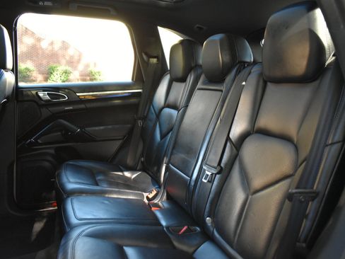 Used 2018 Porsche Cayenne Platinum Edition image 29