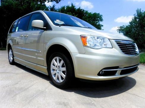 Used 2011 Chrysler Town & Country Touring-L w/ Trailer Tow Group FWD image 4