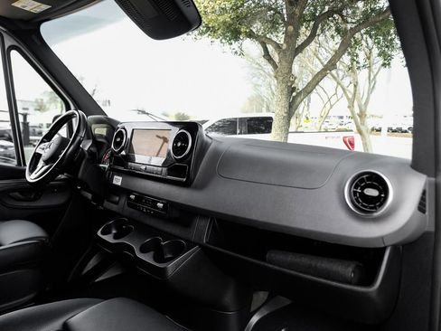 Used 2024 Mercedes-Benz Sprinter 2500 image 9