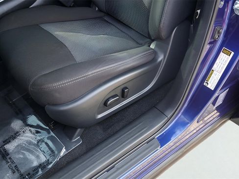 Used 2020 Nissan Pathfinder SV image 11