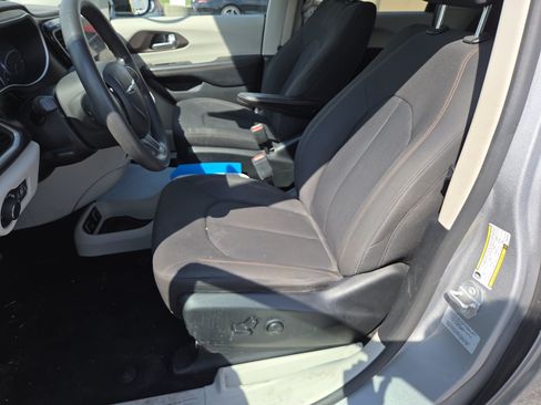 Used 2017 Chrysler Pacifica Touring w/ Tire & Wheel Group FWD image 11