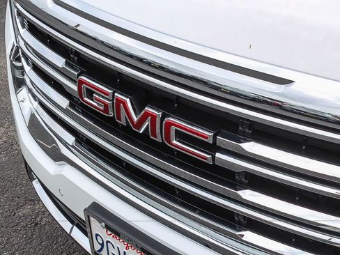 Used 2023 GMC Acadia SLE w/ Driver Convenience Package FWD image 16