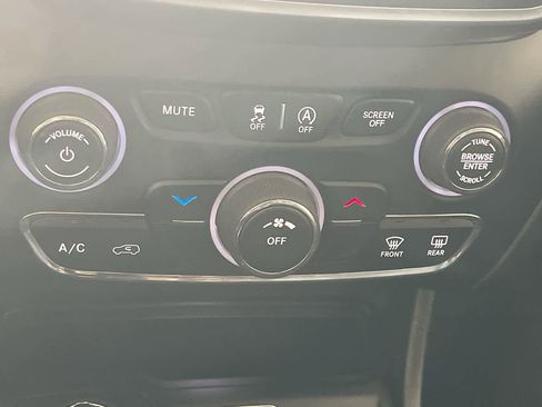 Used 2019 Jeep Cherokee Latitude Plus AWD/4WD image 19