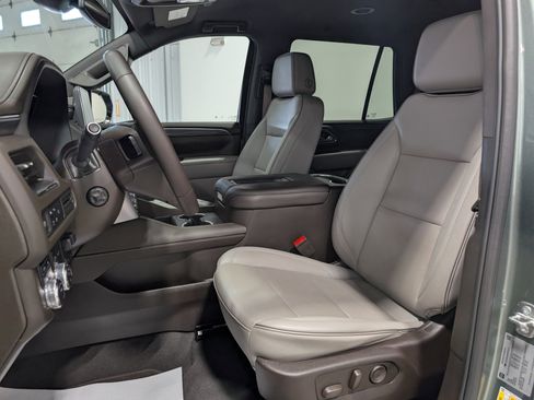 Used 2024 GMC Yukon SLT w/ SLT Luxury Package image 16