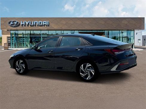 Used 2025 Hyundai Elantra Sport FWD image 4