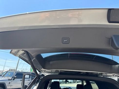 Used 2023 Chevrolet Traverse LT FWD image 9