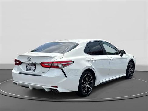 Used 2018 Toyota Camry SE w/ Convenience Package FWD image 4