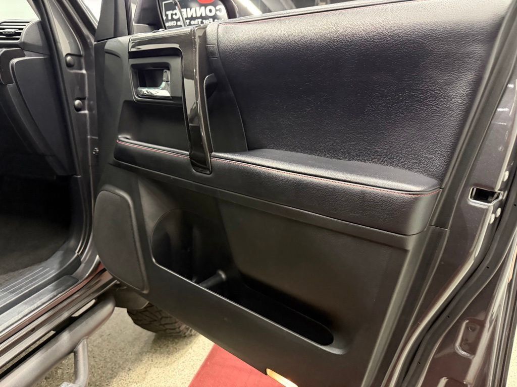 Used 2018 Toyota 4Runner TRD Off-Road Premium AWD/4WD image 37