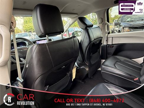 Used 2024 Chrysler Pacifica Limited FWD image 40