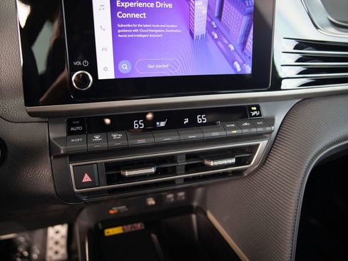 Used 2025 Toyota Camry SE image 12