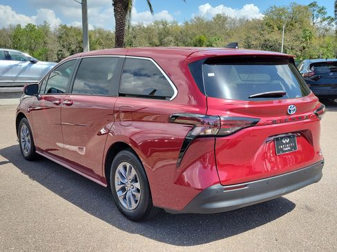 Used 2024 Toyota Sienna XLE image 4