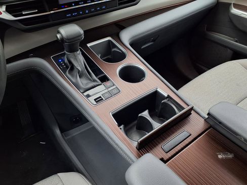 Used 2024 Toyota Sienna LE image 17