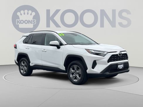 Used 2025 Toyota RAV4 XLE AWD/4WD image 2