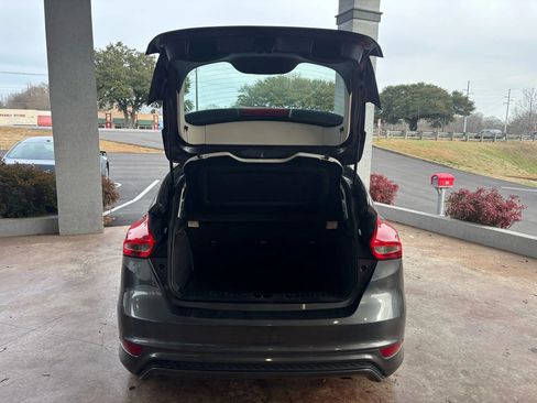 Used 2016 Ford Focus SE w/ SE Sport Package image 11