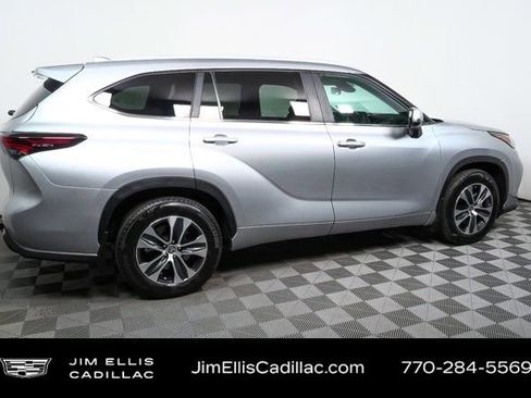 Used 2024 Toyota Highlander XLE image 2