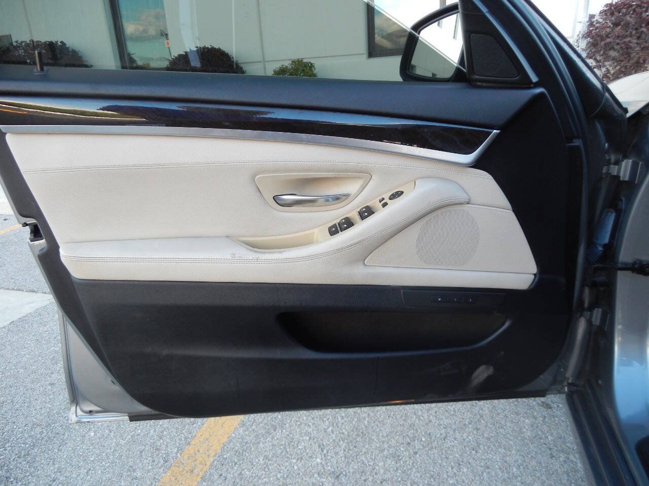 Used 2011 BMW 535i xDrive Sedan AWD/4WD image 25
