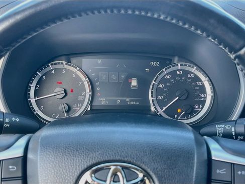 Used 2024 Toyota Highlander XLE FWD image 12