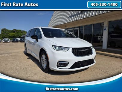 Used 2025 Chrysler Pacifica Select