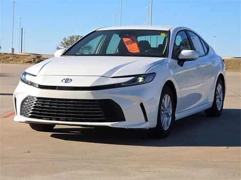 Used 2025 Toyota Camry LE image 3