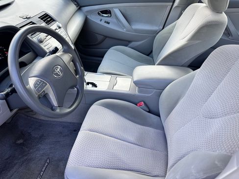 Used 2010 Toyota Camry LE FWD image 5