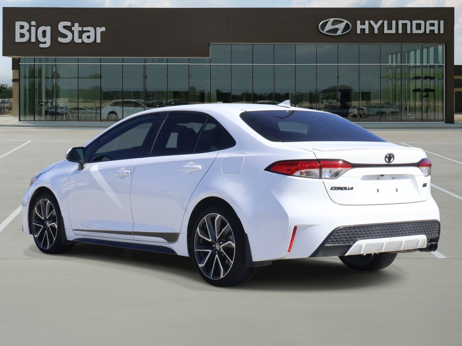 Used 2022 Toyota Corolla SE FWD image 3