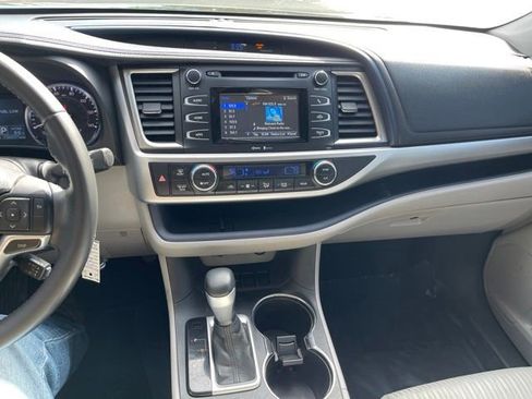 Used 2015 Toyota Highlander Plus FWD image 23