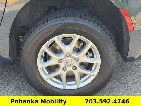 Used 2023 Chrysler Pacifica Touring-L FWD image 32