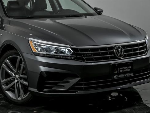 Used 2017 Volkswagen Passat 1.8T R-Line w/ R-Line Lighting Package image 2