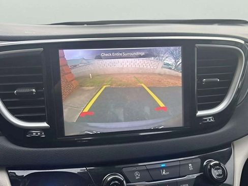 Used 2022 Chrysler Pacifica Touring-L image 15