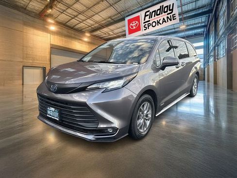 Used 2021 Toyota Sienna XLE image 1