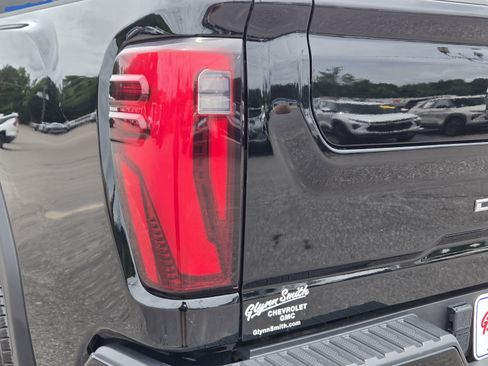 Used 2025 GMC Sierra 3500 Denali Ultimate w/ LPO, GMC Protection Package AWD/4WD image 9