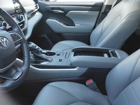 Used 2022 Toyota Highlander XLE FWD image 8