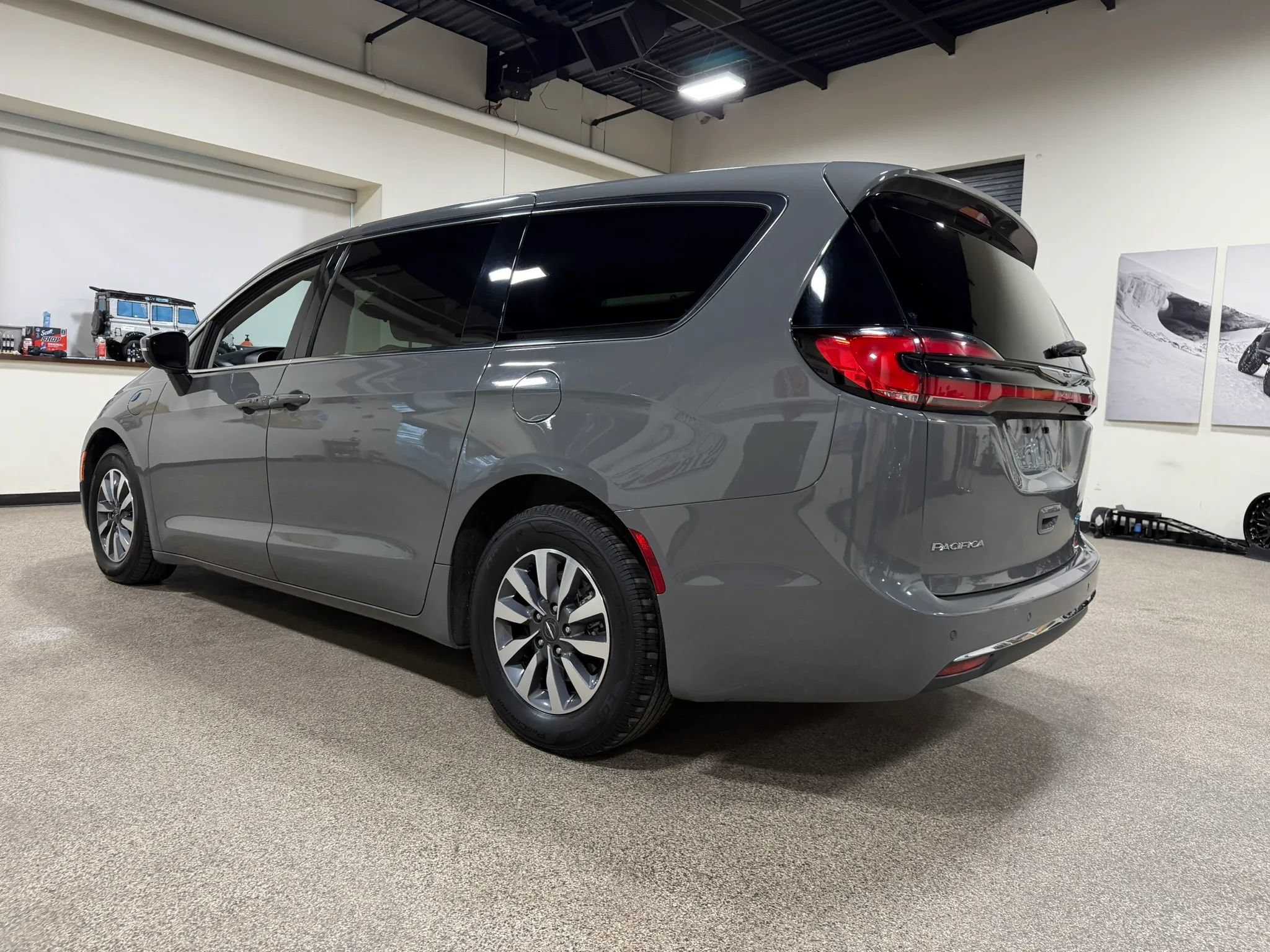 Used 2023 Chrysler Pacifica Touring-L FWD image 7