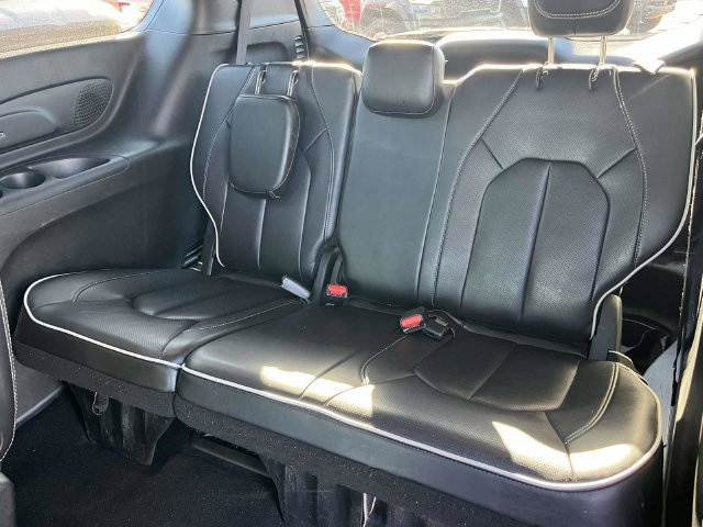 Used 2025 Chrysler Pacifica Limited FWD image 17