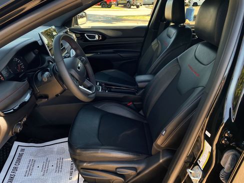 Used 2024 Jeep Compass Trailhawk image 10