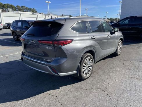 Used 2021 Toyota Highlander Platinum image 10
