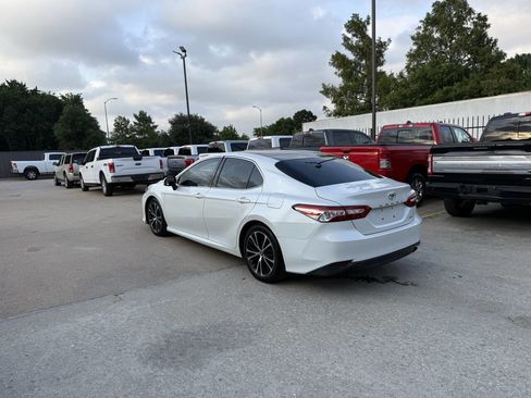 Used 2018 Toyota Camry XLE FWD image 4