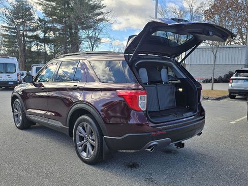 Used 2022 Ford Explorer XLT w/ Equipment Group 202A image 5