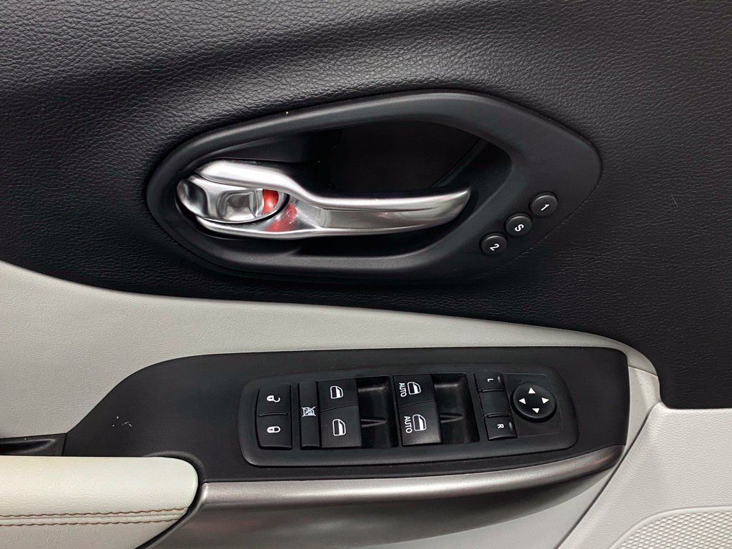 Used 2019 Jeep Cherokee Limited AWD/4WD image 13